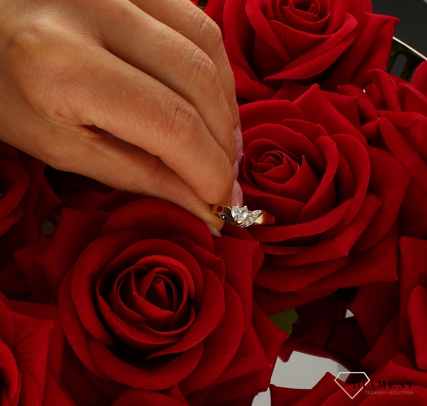 Pierścionek damski złoty zaręczynowy serce z cyrkonii próba 375 PI 1962 375. Złota biżuteria na prezent. Pierścionki złote na pr (2).jpg